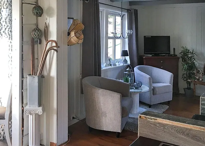 6 Person In Bjarkoy Feriehus Leirvåg