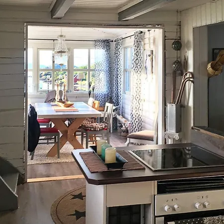 6 Person Holiday Home In Bjarkoy Feriehus Leirvåg
